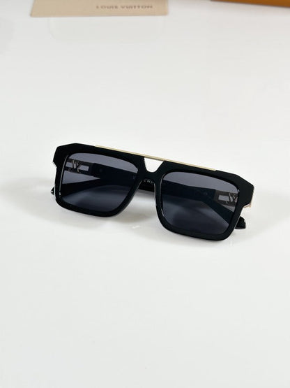 Louiis Vuiitton Gold Black Elegent Sunglasses